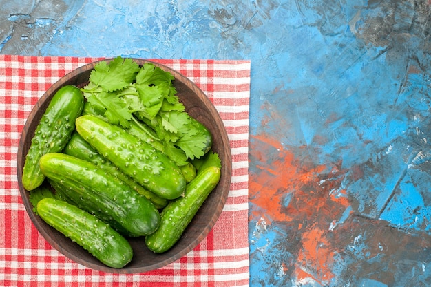 Free photo top view fresh green cucumbers inside plate on blue background