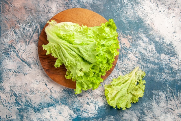 Insalata verde fresca vista dall'alto su sfondo azzurro