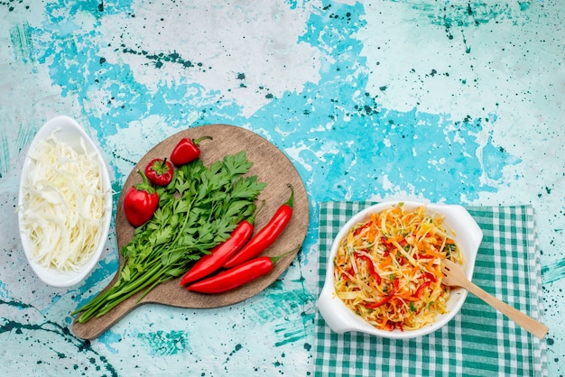 밝은 파란색, 야채 녹색 음식 식사 성분에 빨간 매운 고추 샐러드 양배추와 함께 신선한 채소의 평면도