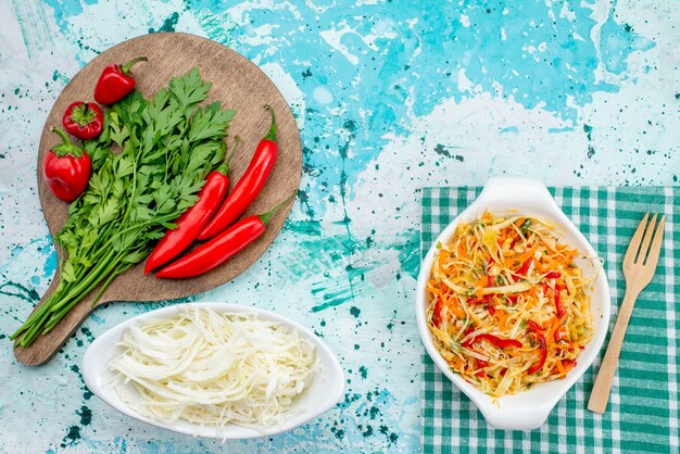 밝은 파란색, 야채 녹색 음식 식사에 빨간 매운 고추 샐러드와 양배추와 함께 신선한 채소의 평면도