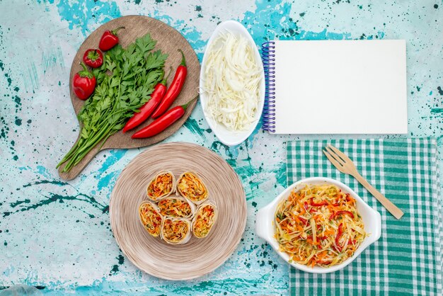 밝은 파란색, 야채 녹색 음식 식사에 빨간 매운 고추 샐러드 롤과 양배추와 함께 신선한 채소의 평면도