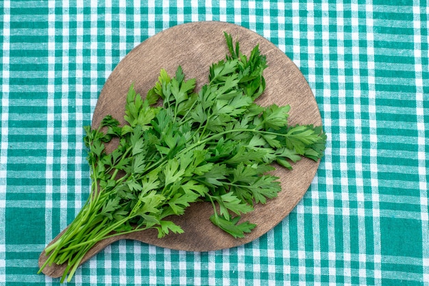Foto gratuita vista dall'alto di verdure fresche isolate sulla scrivania in legno marrone e farina di cibo a foglia verde e blu brillante