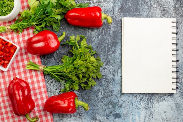 Foto gratuita vista dall'alto verdure fresche con peperoni rossi sul tavolo grigio chiaro