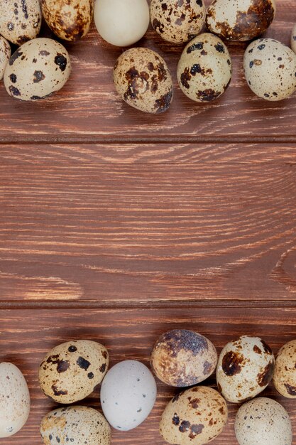 Вид сверху на свежие и здоровые яйца, изолированные с разных сторон с копией пространства