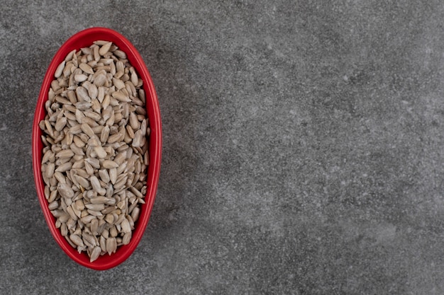 Free photo top view of fresh healthy sunflower seeds inn red bowl