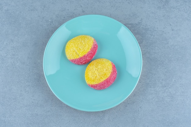 桃の形の新鮮な自家製クッキーの上面図、。