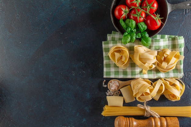 Vista dall'alto di ingredienti freschi sulla superficie scura