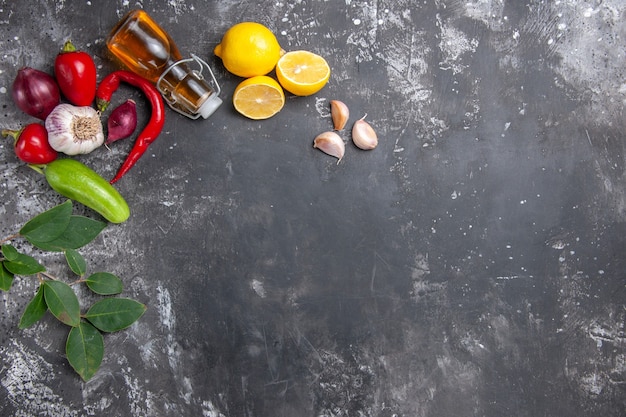 Foto gratuita vista dall'alto ingredienti freschi olio aglio fette di limone e altri prodotti