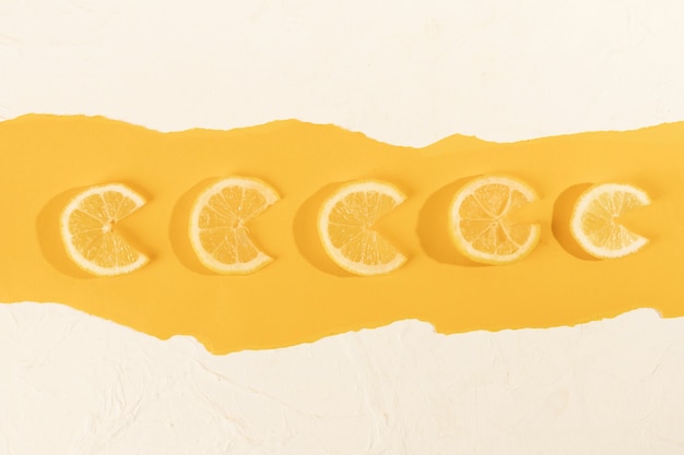 テーブルの上のトップビュー新鮮なレモンスライス