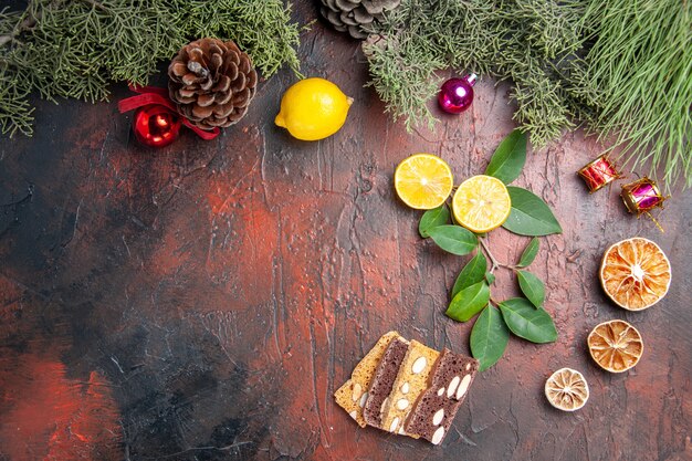 ダークテーブルの写真ダークフルーツに木とおもちゃと新鮮なレモンの上面図