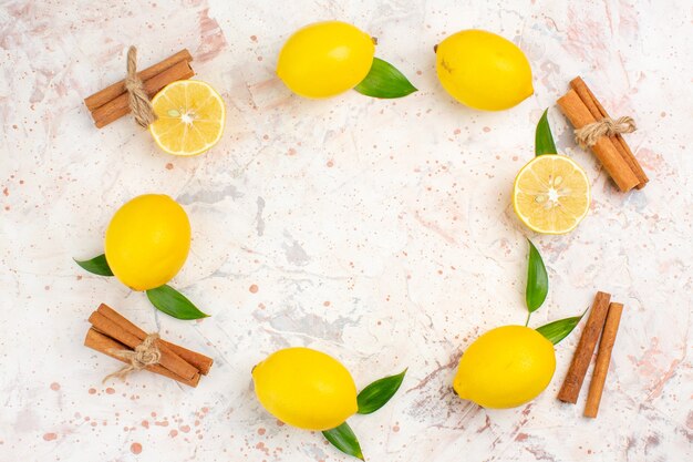 원형 모양의 상위 뷰 신선한 레몬은 밝은 고립 된 표면 여유 공간에 레몬 계피 스틱을 잘라