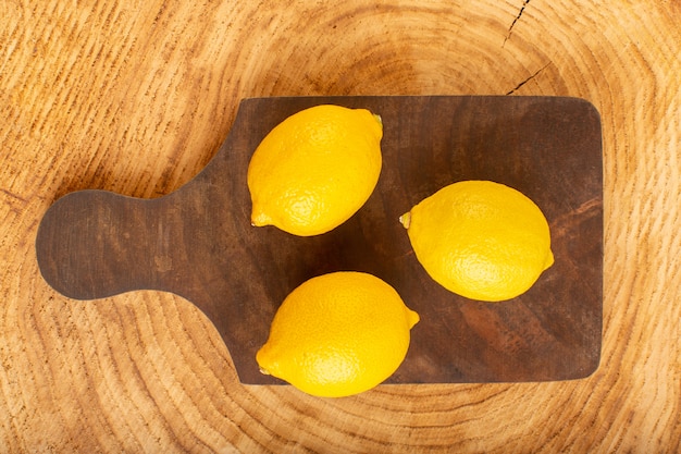 トップビューフレッシュレモンサワー熟したまろやかな柑橘系ジューシーなトロピカルビタミンイエローブラウンの素朴なデスク