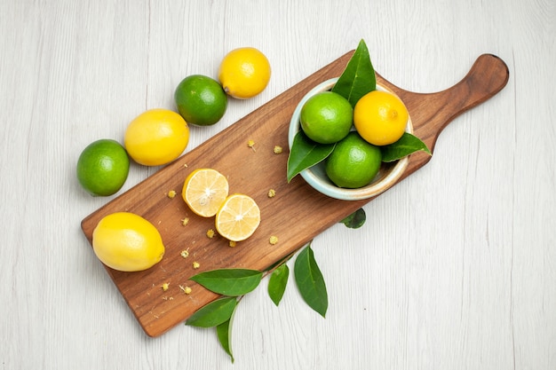 Free photo top view fresh lemons on white background