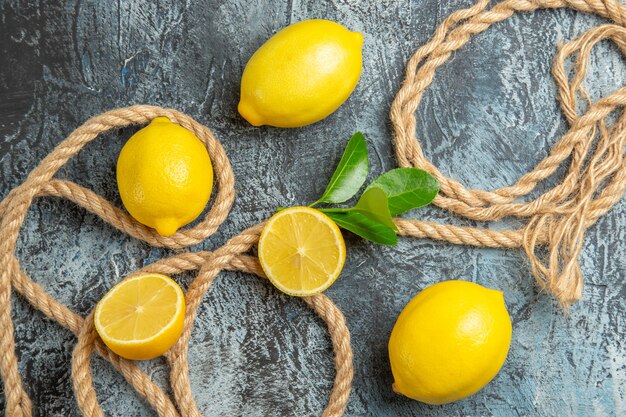 Free photo top view fresh lemons with ropes