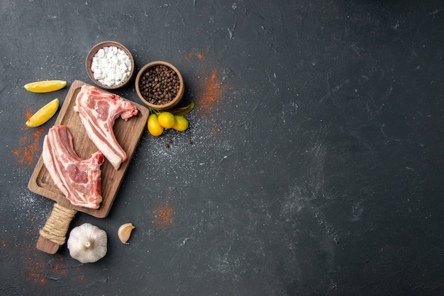 Vista dall'alto costolette di carne fresca carne cruda su barbecue scuro piatto animale cibo cucina carne