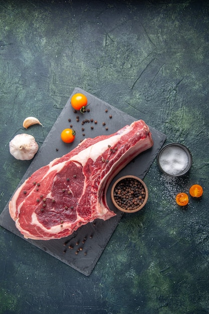 Vista dall'alto fetta di carne fresca carne cruda con pepe e sale su sfondo scuro farina di pollo colore cibo macellaio animale foto