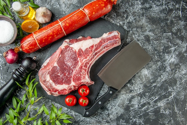 Вид сверху ломтик свежего мяса с toamtoes на светло-сером фоне животное корова курица мясо мясник еда кухня цвет