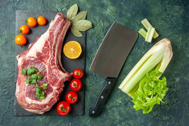 Вид сверху ломтик свежего мяса с помидорами на темно-синем фоне еда мясо животных мясник курица цвет корова