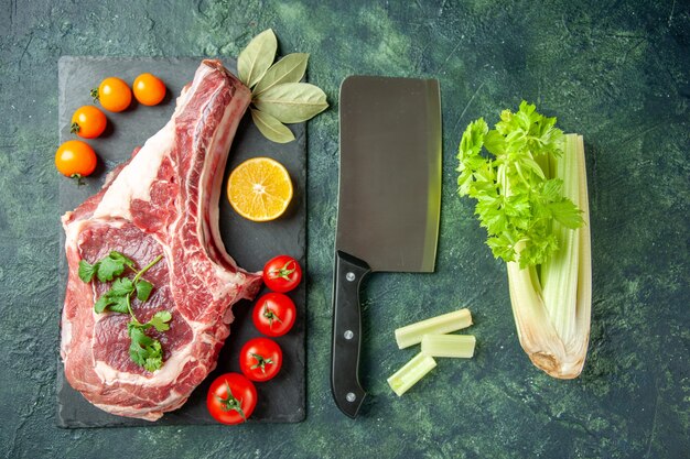 ダークブルーの背景にトマトと新鮮な肉のスライスを上面図食品肉キッチン動物肉屋鶏色牛