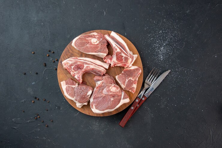 Бесплатный Фотография вид сверху кусочки свежего мяса сырое мясо на темном барбекю кухня еда еда корова еда блюдо салат животное