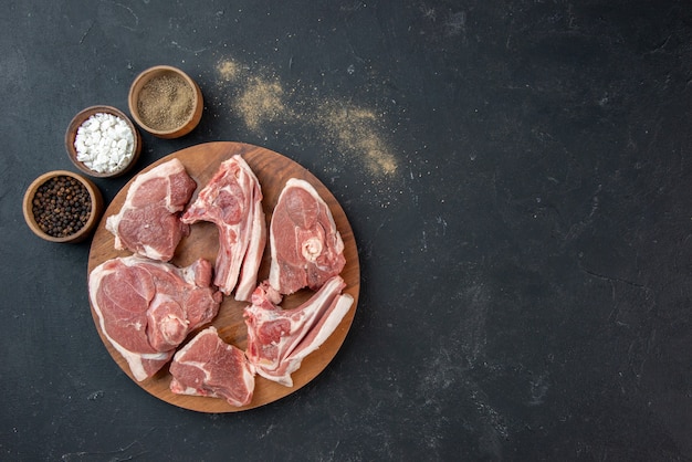 Vista dall'alto fette di carne fresca carne cruda con condimenti su cibo scuro freschezza cibo mucca cucina animale