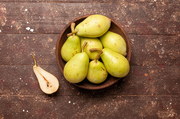 Free photo top view fresh mellow pears green and juicy on brown space