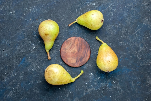 Foto gratuita vista dall'alto di pere fresche e dolci interi frutti maturi e dolci allineati sulla scrivania grigia, salute degli alimenti pastosi della frutta