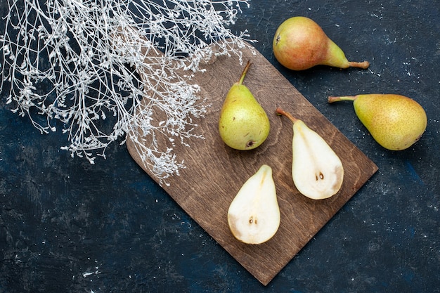 Foto gratuita vista dall'alto di pere fresche e fresche intere frutta a fette e dolci su blu scuro, frutta fresca e morbida salute alimentare