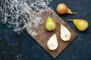 Free photo top view of fresh mellow pears whole sliced and sweet fruits on dark-blue, fruit fresh mellow food health