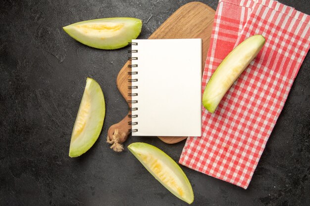 상위 뷰 신선한 멜론 조각 어두운 바닥 달콤한 여름 과일에 맛있는 과일