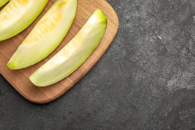 어두운 바닥 여름 과일 달콤한 상위 뷰 신선한 멜론 조각 맛있는 부드러운 과일