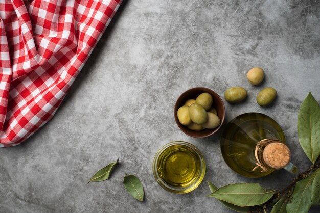 Vista dall'alto olive fresche sul tavolo