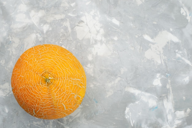 Foto gratuita melone arancione fresco di vista superiore dolce e dolce su bianco