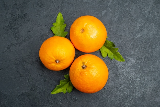 Вид сверху свежие апельсины на сером фоне