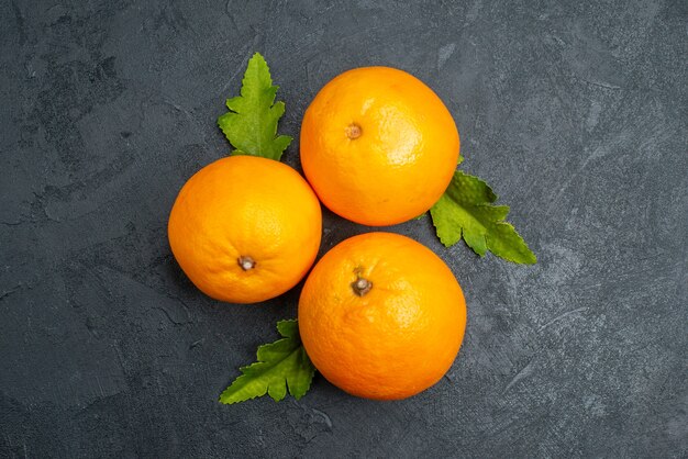 灰色の背景に新鮮なオレンジの上面図
