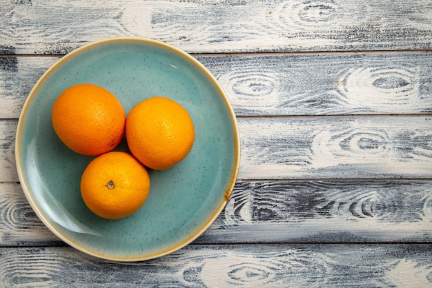 Free photo top view fresh oranges inside  on grey-rustic surface