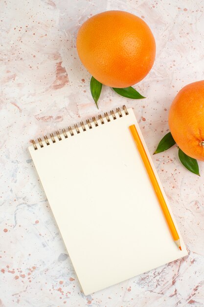 밝은 표면에 메모장에 상위 뷰 신선한 오렌지 오렌지 연필