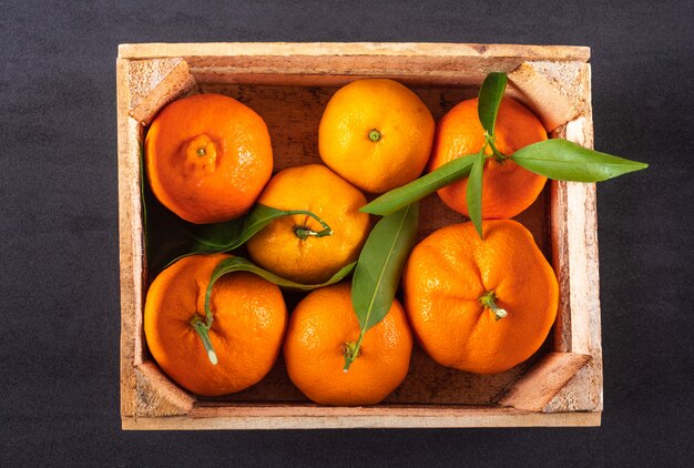 木製の箱でトップビュー新鮮なオレンジ