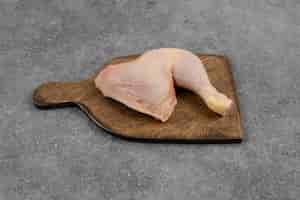 Foto gratuita vista dall'alto di carne di pollo biologica fresca su tagliere di legno.