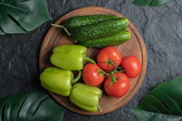 Vista dall'alto di verdure biologiche fresche. cetriolo pomodoro e peperoni.