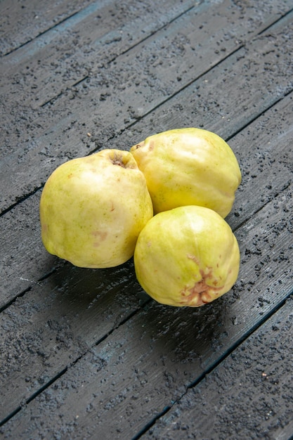 Free photo top view fresh quinces mellow and sour fruits on the dark-blue desk ripe fetus fresh tree sour plant