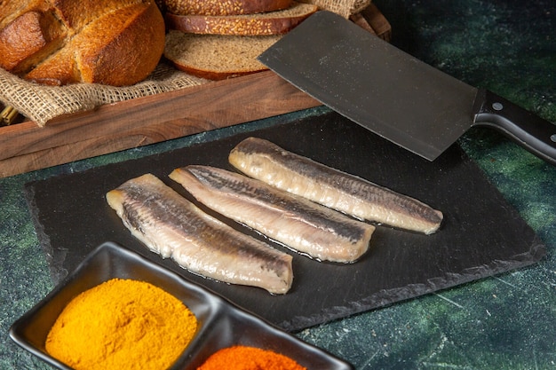 黒の木製まな板スパイスパン包丁の新鮮な生のみじん切り魚の上面図