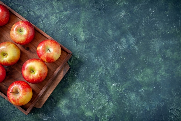 Free photo top view fresh red apples on dark background color fruit health tree pear summer mellow ripe free space