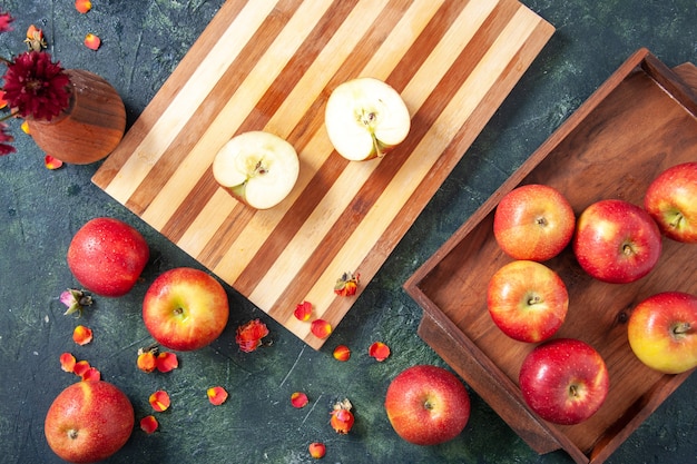 Вид сверху свежие красные яблоки на сером фоне овощная диета салат пить еда фруктовая еда экзотика