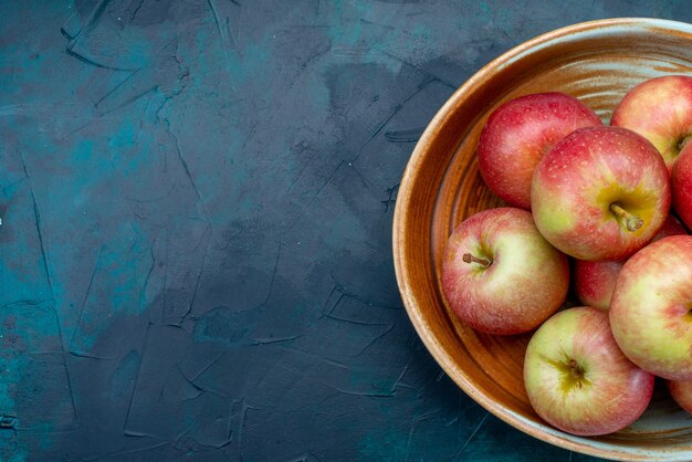 Free photo top view fresh red apples juicy and mellow on dark-blue background fruit fresh ripe mellow