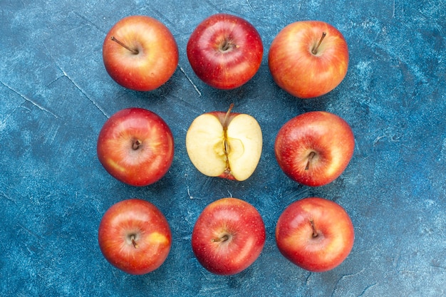 무료 사진 파란색 테이블에 늘어선 신선한 빨간 사과 사진 익은 색 나무 과일 건강한 생활 배