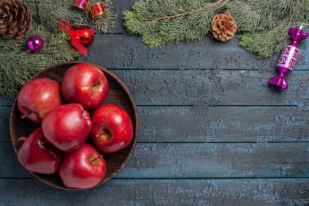 상위 뷰 신선한 빨간 사과 진한 파란색 책상 식물에 부드러운 익은 과일 많은 과일 비타민 나무 붉은 신선한 색상