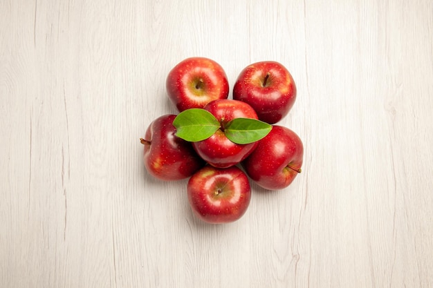 Foto gratuita vista dall'alto mele rosse fresche frutti dolci e maturi sull'albero rosso della pianta fresca di colore della frutta della scrivania bianca