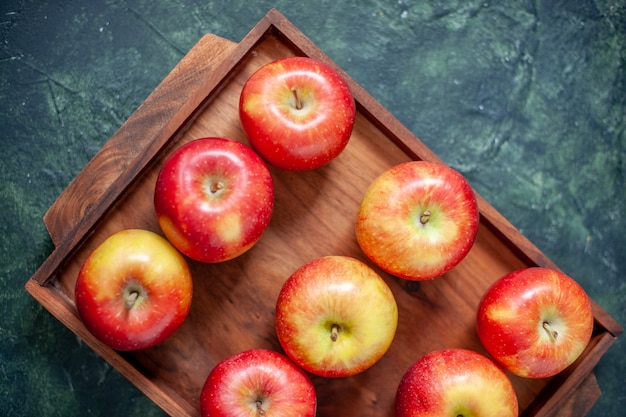 Бесплатное фото Вид сверху свежие красные яблоки на темно-синем фоне цветных плодов здоровья дерева груши летних спелых