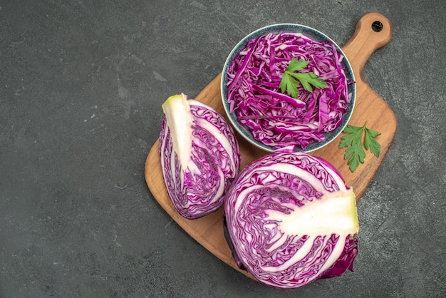 Free photo top view of fresh red cabbage sliced